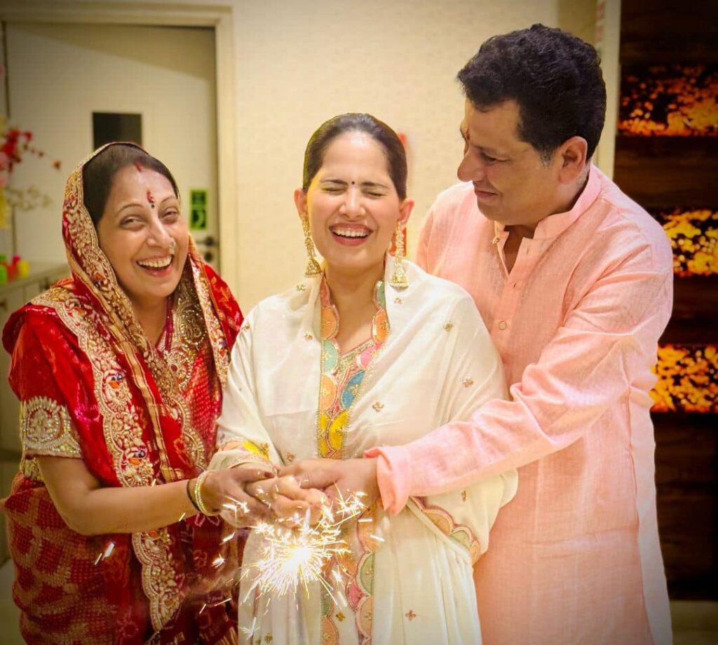 Jaya Kishori with her Parents